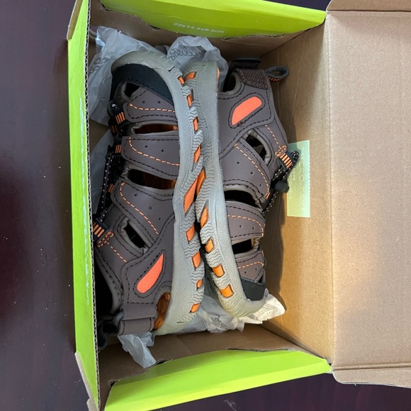 Eddie BauerToddler boys sandals. - Picture 5 of 7